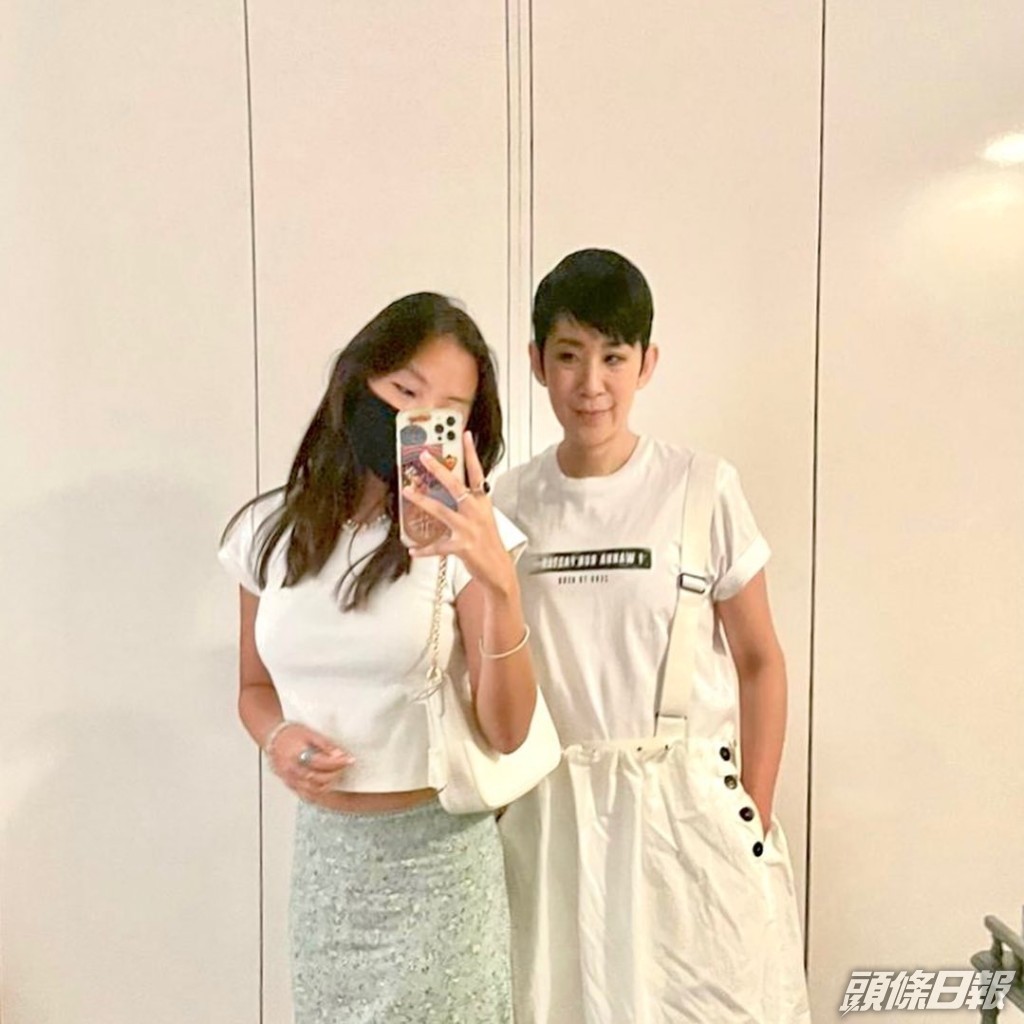 陳是知早前跟住媽咪吳君如出席活動。